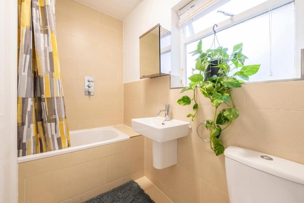 Luxury 4 Bedroom Flat With Stunning Shard View From Terrace In Central London! Next To Station, Sleeps 9 部屋 写真