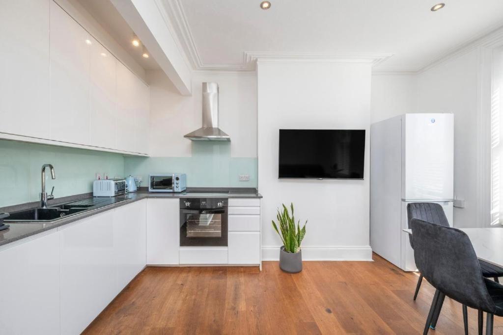 Luxury 4 Bedroom Flat With Stunning Shard View From Terrace In Central London! Next To Station, Sleeps 9 部屋 写真