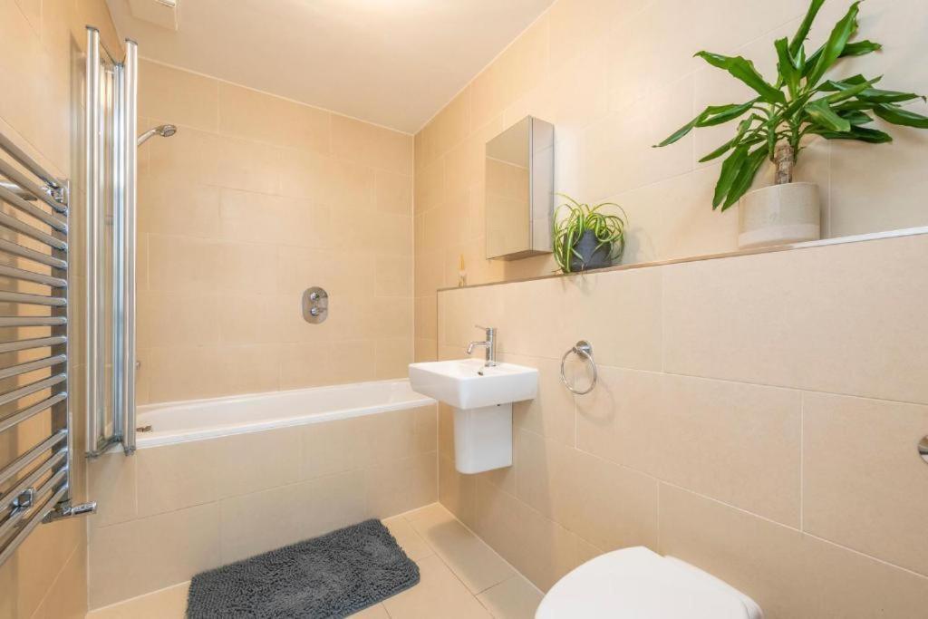 Luxury 4 Bedroom Flat With Stunning Shard View From Terrace In Central London! Next To Station, Sleeps 9 部屋 写真